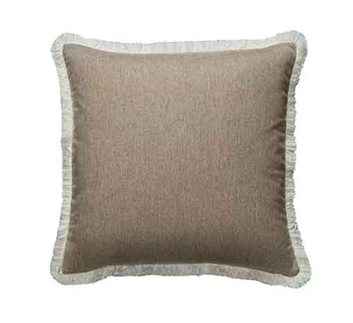 Подушка York Camel/Vesper, дизайн Софи Патерсон Andrew Martin, стоимость 26 000 руб. 